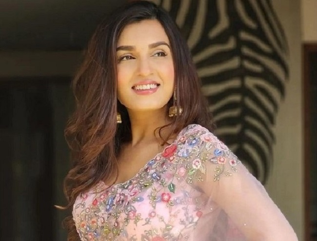 Shiny Doshi Age, Biography, Wiki, Husband, Family, Address, Hometown ...