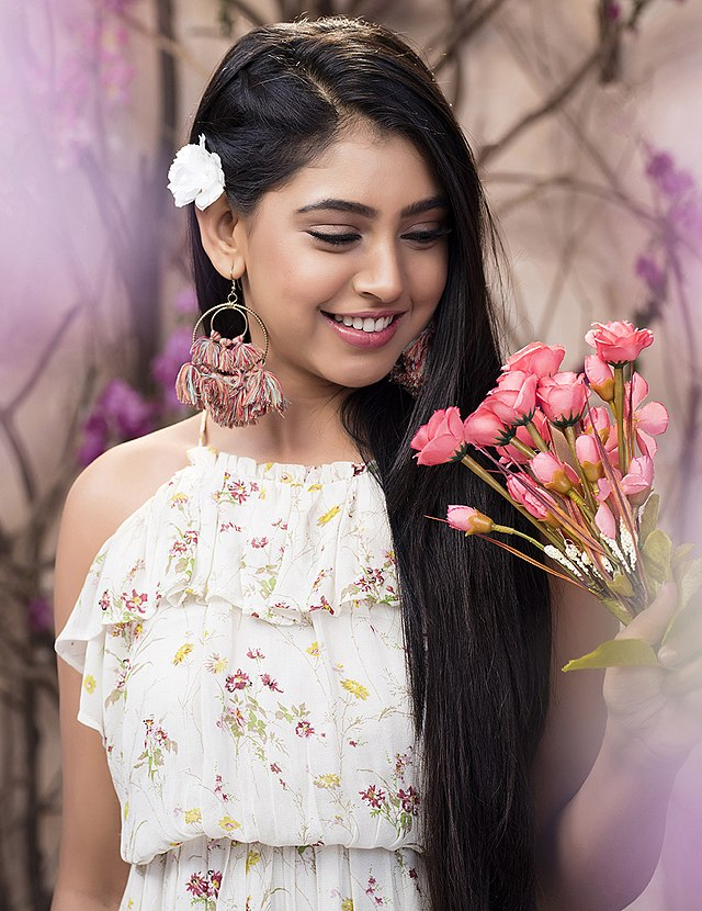 Niti Taylor Biography